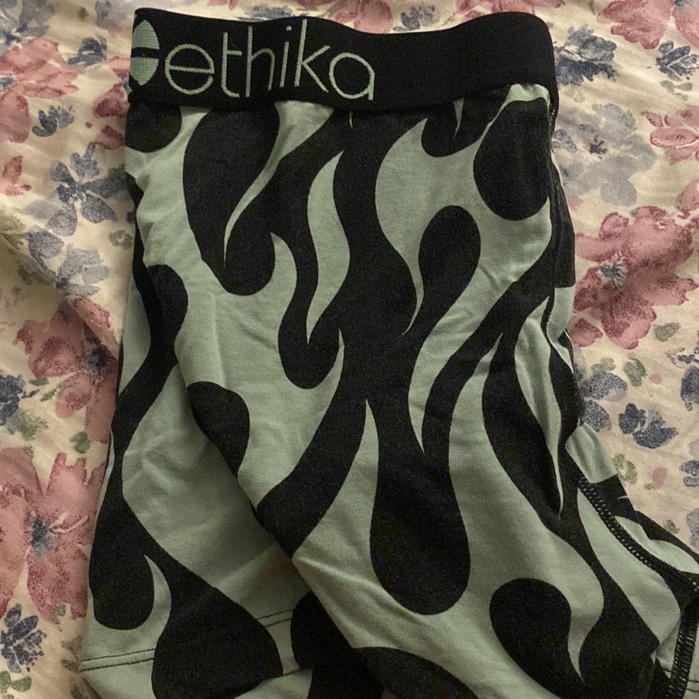 Hey trying to sell a pair of green and black Ethikas - Picture 4 of 4